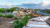 Penduduk Kalbarri, Debbie Major, mengatakan badai yang melanda kota pariwisata itu sekitar pukul 19:00 waktu setempat mengamuk sepanjang malam dan benar-benar mengerikan.  