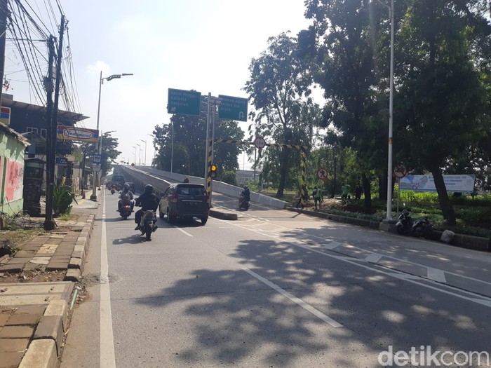 Suasana Jl Lenteng Agung jelang Flyover Tapal Kuda Lenteng Agung, pagi jelang siang, 14 April 2021. (Afzal Nur Iman/detikcom)