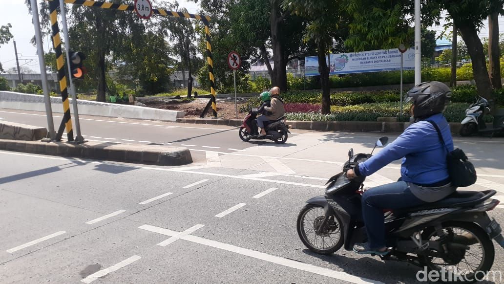 Suasana Jl Lenteng Agung jelang Flyover Tapal Kuda Lenteng Agung, pagi jelang siang, 14 April 2021. (Afzal Nur Iman/detikcom)