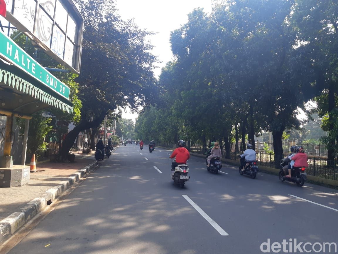 Suasana Jl Lenteng Agung jelang Flyover Tapal Kuda Lenteng Agung, pagi jelang siang, 14 April 2021. (Afzal Nur Iman/detikcom)