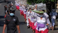 Tradisi yang biasanya berjalan beriringan dengan menjunjung gebogan atau sesajen bersusun buah, bunga dan hiasan janur tersebut digelar secara sederhana untuk menekan pengeluaran bagi warga di masa pandemi COVID-19.   