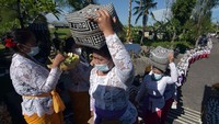 Umat Hindu mengusung keben bambu atau tempat sesajen di Desa Lukluk, Badung, Bali, Rabu (14/4/2021).   