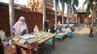 Baru pertama kali ya, ini tadi nyicipi intip ketan. Rasanya enak, renyah, ada rasa khas sendiri, kata Dewi selaku salah satu pengunjung acara di sore itu. Foto: birojateng