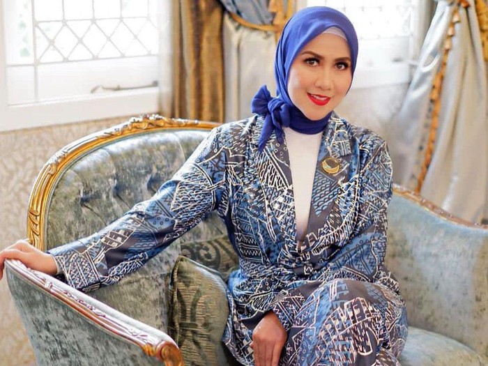 Venna Melinda Kisah hijrah Venna Melinda yang mantap berhijab.