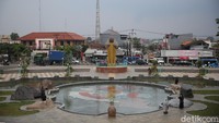 Di depan bangunan bersejarah itu terdapat kolam bergambar peta Kabupaten Bekasi.  