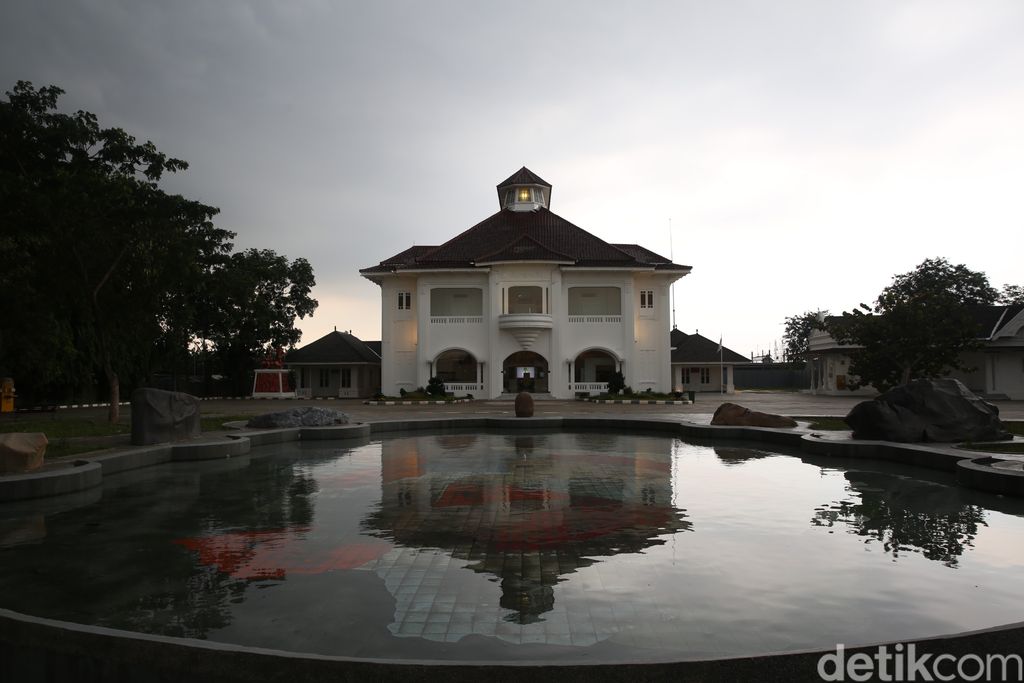 Warga mengunjungi Museum Bekasi di Tambun, Kabupaten Bekasi, Jawa Barat, Rabu (14/4/2021).
