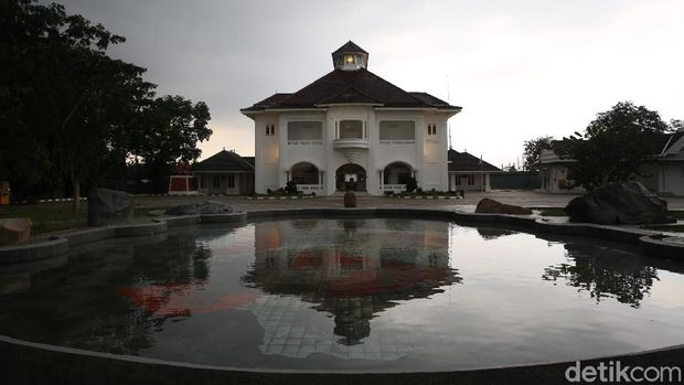 Warga mengunjungi Museum Bekasi di Tambun, Kabupaten Bekasi, Jawa Barat, Rabu (14/4/2021).
