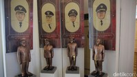 Dilantai satu terdapat miniatur Bupati Kabupaten Bekasi dari masa ke masa.  
