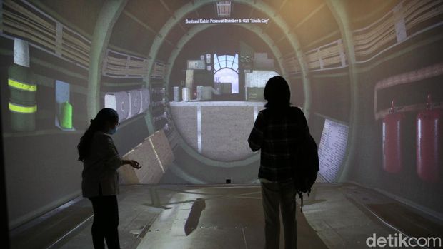 Warga mengunjungi Museum Bekasi di Tambun, Kabupaten Bekasi, Jawa Barat, Rabu (14/4/2021).