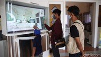 Warga mengunjungi Museum Bekasi di Tambun, Kabupaten Bekasi, Jawa Barat, Rabu (14/4/2021). Museum yang mengenalkan sejarah mengenai Kabupaten Bekasi secara digital.   