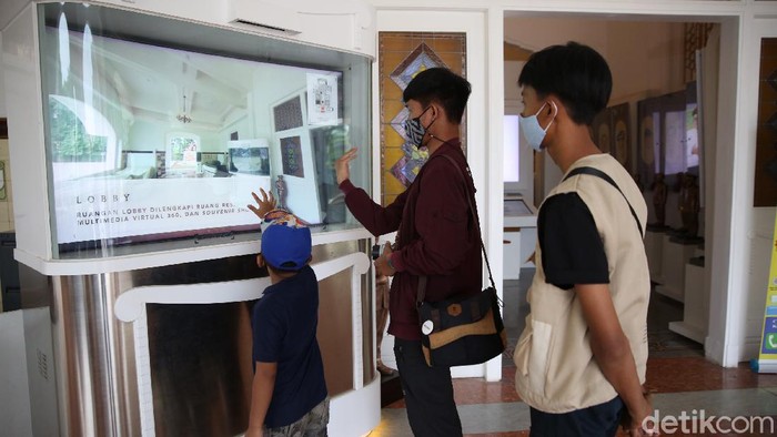 Warga mengunjungi Museum Bekasi di Tambun, Kabupaten Bekasi, Jawa Barat, Rabu (14/4/2021).