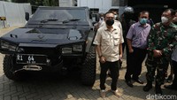 Sufmi Dasco datang dengan menggunakan rantis Maung buatan Pindad.