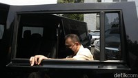 Kendaraan transportasi militer berwarna hitam itu terlihat sangar.