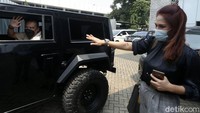 Sufmi Dasco Ahmad melambaikan tangan sebelum meninggalkan RSPAD.