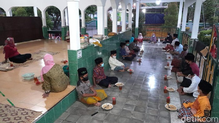 Warga bergotong royong memasak bubur lodeh di  Masjid Sabilurrosyaad Bantul untuk menu buka puasa bersama