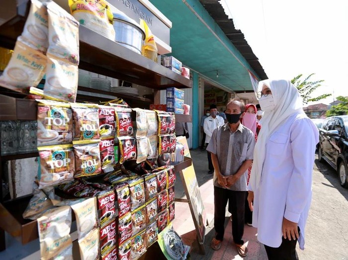 Warung kopi yang telah dirintis Ismail selama satu tahun hancur terkena runtuhan tembok dari bangunan di sebelahnya yang sedang direnovasi. Bupati Banyuwangi Ipuk Fiestiandani datangi lokasi