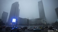 Pengendara melintas di kawasan Bundaran HI, Jakarta, Rabu (14/4/2021). Hujan mengguyur Jakarta saat sore menjelang malam meski cuaca pada pagi hari cukup terik.