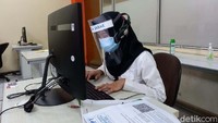 Para peserta pun dibekali dengan fasilitas pendukung lainnya, salah satunya seperangkat komputer dan earphone. Protokol kesehatan pun tetap diterapkan seperti penggunaan masker bedah, dan beberapa menggunakan face shield.