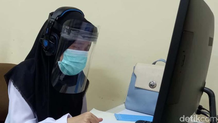17 Orang Disabilitas Ikuti Tes UTBK SBMPTN 2021 di UPI Universitas Pendidikan Indonesia (UPI) gelar Ujian Tertulis Berbasis Komputer (UTBK) Seleksi Bersama Masuk Perguruan Tinggi Negeri (SBMPTN) 2021. 17 Disabilitas mengikuti tes ini.