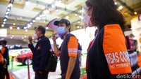 Dengan membawa pengeras suara, para petugas satgas COVID-19 mengimbau dan mengingatkan para pengunjung untuk tetap menerapkan protokol kesehatan selama menghadiri pameran Indonesia International Motor Show (IIMS) Hybrid 2021.
