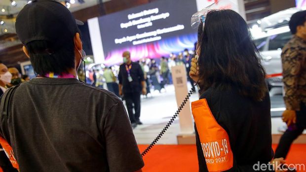 IIMS Hybrid 2021 merupakan pameran otomotif pertama yang digelar di masa pandemi. Guna cegah Corona, satgas COVID-19 dikerahkan untuk patroli selama acara.