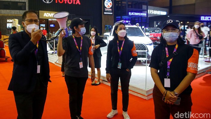 Aksi Satgas COVID-19 Wara-wiri Patroli di IIMS Hybrid 2021 IIMS Hybrid 2021 merupakan pameran otomotif pertama yang digelar di masa pandemi. Guna cegah Corona, satgas COVID-19 dikerahkan untuk patroli selama acara.