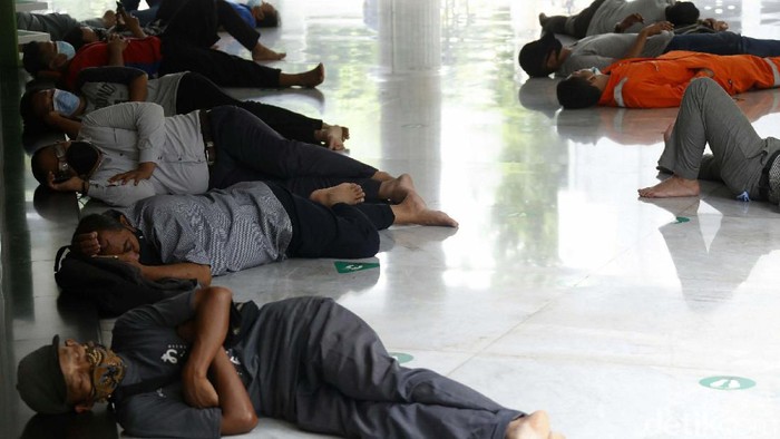 Aksi Tidur Berjamaah di Masjid saat Ramadhan Tidak hanya salat berjamaah, salat bulan Ramadhan ini banyak warga yang datang ke masjid untuk beristirahat dan tidur. Seperti terlihat di Masjid At Taqwa Sriwijaya, Jaksel.