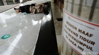 Kebanyakan warga mengaku mengantuk karena harus bangun dini hari untuk makan sahur.