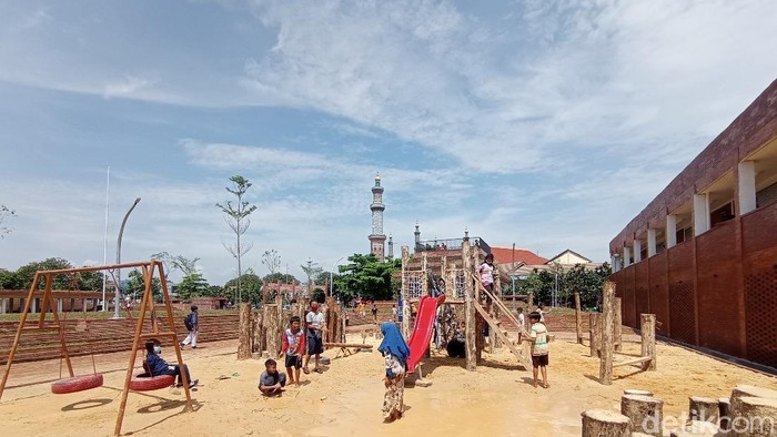 Alun-alun kejaksan jadi tempat favorit ngabuburt warga Cirebon