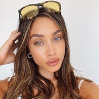 Di Argentina tengah ramai diperbincangkan kasus pemalsuan dokumen yang membuat seorang wanita muda menerima vaksin COVID-19 lebih dulu dari golongan yang lebih membutuhkan. Dikatakan jika wanita bernama Antonella Belen Delmonte itu bahkan berpura-pura jadi perawat demi menerima suntikan tersebut. Foto: Instagram @delmonteanto