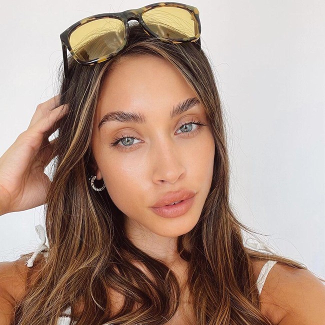 Di Argentina tengah ramai diperbincangkan kasus pemalsuan dokumen yang membuat seorang wanita muda menerima vaksin COVID-19 lebih dulu dari golongan yang lebih membutuhkan. Dikatakan jika wanita bernama Antonella Belen Delmonte itu bahkan berpura-pura jadi perawat demi menerima suntikan tersebut. Foto: Instagram @delmonteanto