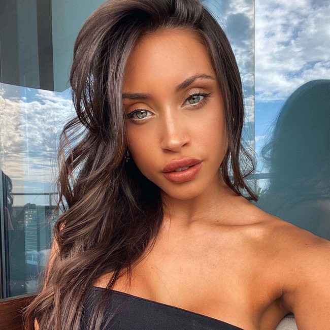 Di Instagram, model berusia 24 tahun ini dikenal sebagai mengunggah potret seksi. Foto: Instagram @delmonteanto