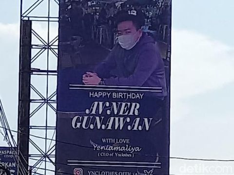 Baliho ucapan ulang tahun untuk pacar di Kota Tegal, Kamis (15/4/2021).
