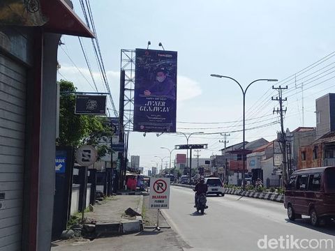 Baliho ucapan ulang tahun untuk pacar di Kota Tegal, Kamis (15/4/2021).