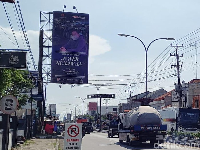 Baliho ucapan ulang tahun untuk pacar di Kota Tegal, Kamis (15/4/2021).
