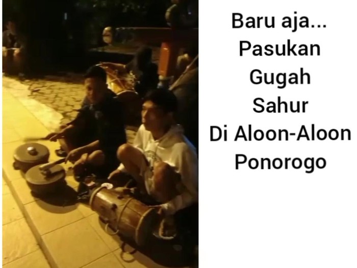 Biasanya, tradisi membangunkan sahur menggunakan kentongan. Namun sejumlah warga Ponorogo ini menggunakan gamelan Reog lengkap.