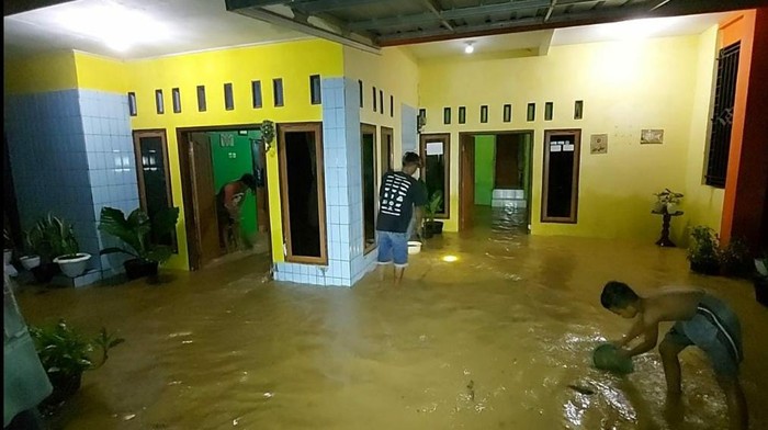 Hujan mengguyur wilayah Kabupaten Ciamis, Jawa Barat, sejak Rabu (13/1/2021). Mengakibatkan Sungai Ciseel, Kecamatan Cidolog, meluap hingga membanjiri puluhan rumah dan area persawahan.