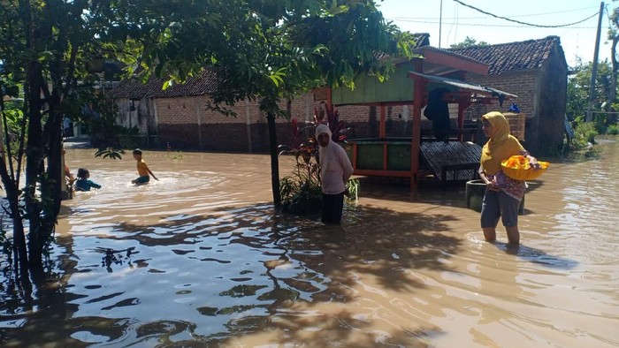 banjir di madiun rendam rumah warga
