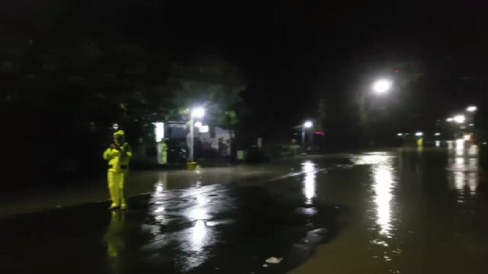 Banjir setinggi 1 meter menerjang beberapa titik Kecamatan Saradan, Madiun, lantaran hujan deras selama 6 jam