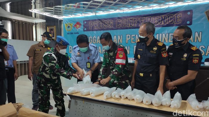 Sebanyak 80 ribu benih bening lobster (BBL) yang akan dikirim ke Batam diamankan di Bandara Juanda Surabaya. BBL tersebut senilai Rp 8 miliar.