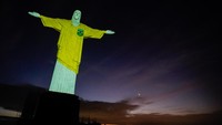 Pemandangan patung Kristus Penebus diterangi dengan warna seragam delegasi Brasil yang akan digunakan di Olimpiade Tokyo, di Rio de Janeiro, Brasil.