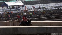 Saat ini tengah dilakukan persiapan untuk pengecoran lantai.
