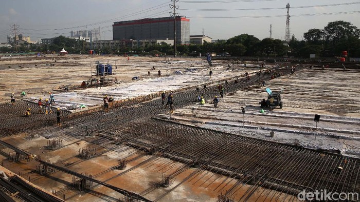 Begini Lho... Persiapan Pengecoran Depo LRT Jatimulya Pembangunan Depo LRT di Jatimulya, Bekasi, Jawa Barat, terus dikebut. Di bulan Ramadhan ini, para pekerja mulai melakukan pengecoran lantai depo.