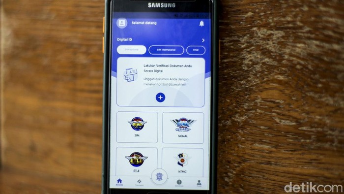 Belum Lama Diluncurkan, Aplikasi SIM Online Tak Bisa Diakses Aplikasi untuk mengurus Surat Izin Mengemudi (SIM) secara online telah diluncurkan beberapa hari lalu. Meski begitu, aplikasi itu tampak tak bisa diakses.