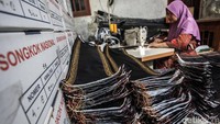 Peci tersebut dijual mulai dari Rp 1 juta per kodi tergantung motif dan bahan.