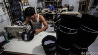 Di tingkat pengecer, songkok Haji Sanusi dijual mulai dari Rp 80.000/buah.