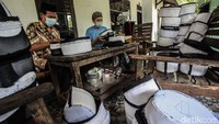 Sejumlah perajin songkok atau peci tengah mengerjakan pesanan berbagai jenis peci di Pasar Kemis, Kabupaten Tangerang, Kamis (15/4/2021).