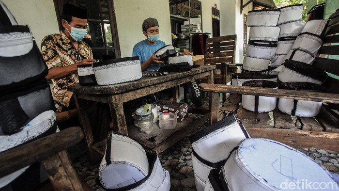 Songkok atau peci jadi salah satu komoditi yang kerap dicari selama bulan Ramadhan. Meski pandemi, permintaan akan songkok meningkat di bulan suci.