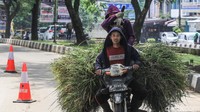 Aksi berkendara ini mengabaikan keselamatan lalu lintas.