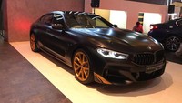 Tampilan gelap diperkuat oleh BMW Individual High Gloss Shadow Line dengan fitur tambahan dan kaliper rem berwarna hitam untuk sistem BMW M Sport Brake. CNN Indonesia/Rayhand Purnama Karim JP